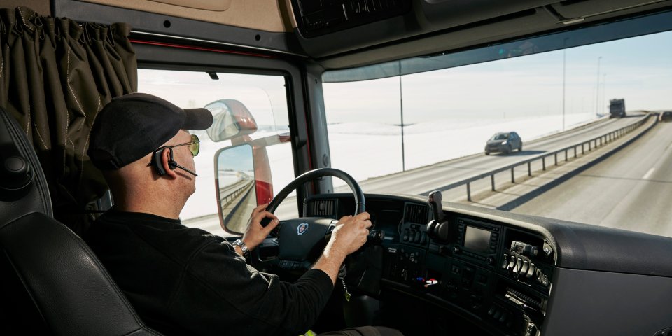 A person driving a ColliCare trailer on the freeway in Norway during winter time