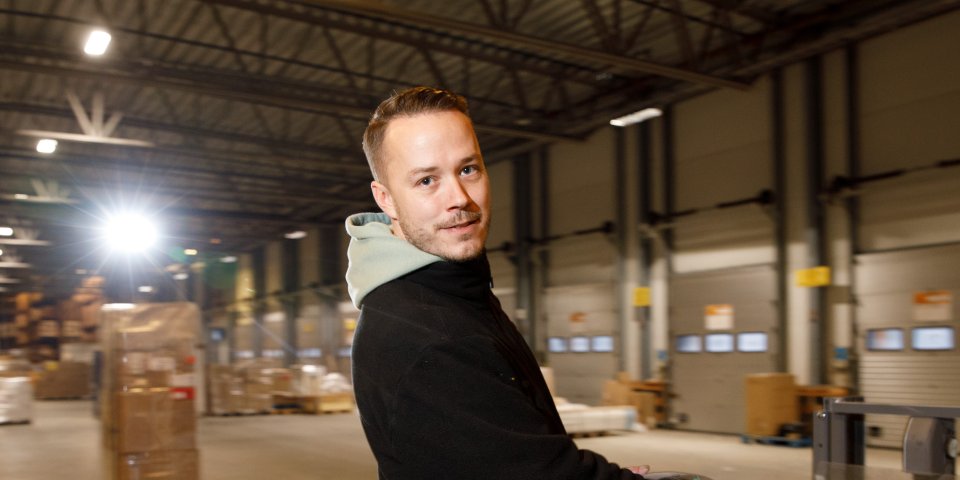 Warehouse employee in ColliCare Logistics.