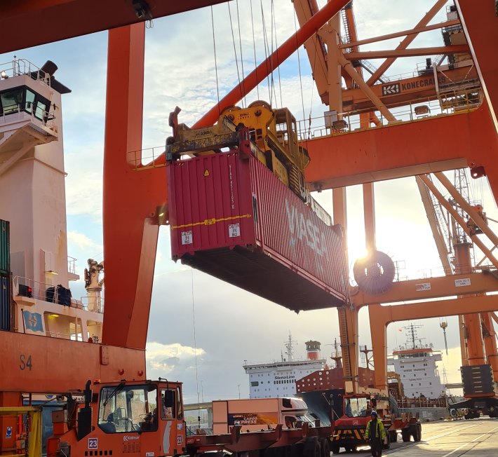 Unloading ship