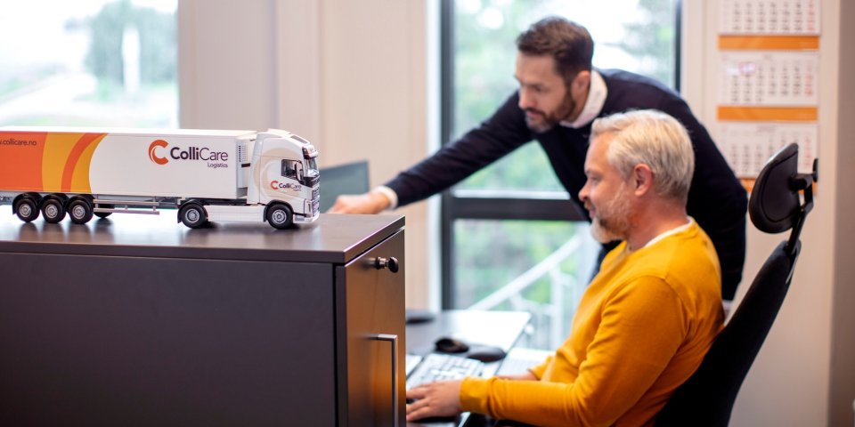 working in office (2)
