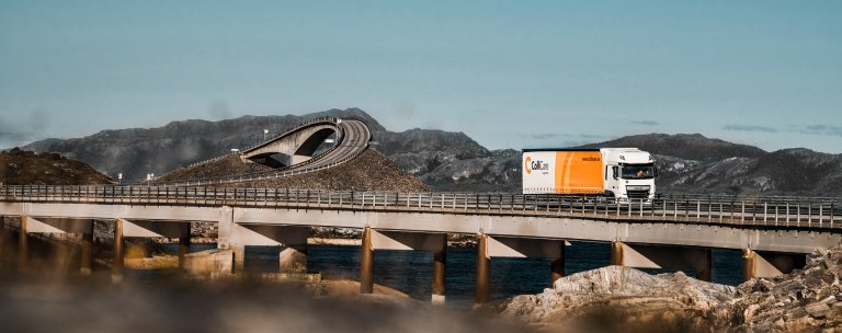 En ColliCare trailer som kjører gjennom norsk landskap for forutsigbar levering av varer