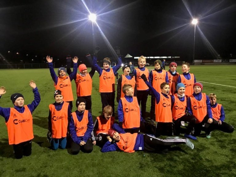 En gruppe unge fotballgutter ikledd sponsede ColliCare vester